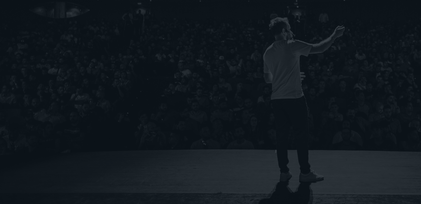 Seus elias no palco de frente para a plateia